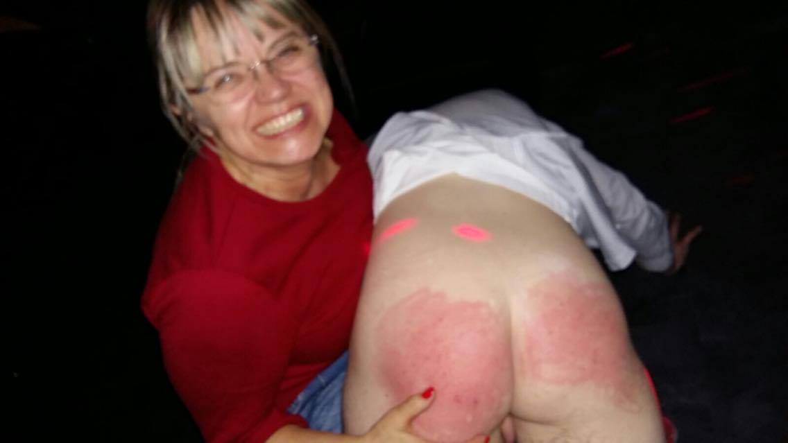 Der Hintern ist hat beinahe das selbe Rot wie der Pulli, das macht doch Freude was? ;)